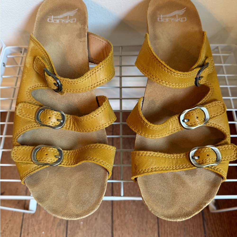 Dansko Tarin Burnished Nubuck Yellow Women's Wedge Sandal Size 39 (US 8.5-9)